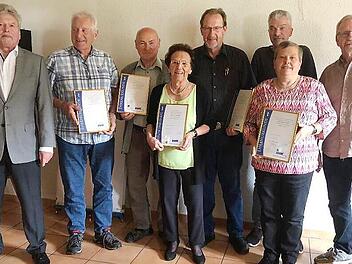 Ehrungen beim VdK-Ortsverband Zeitlofs, im Bild von links: Vorsitzender Karl Klein, Dieter Pösch, Karl-Otto Richter, Gernod Riemey, Gerhard Schüssler, Engelbert Roith (Kreisvorsitzender Bad Kissingen), vorne Helene Brückner und Rose Marie Kress.