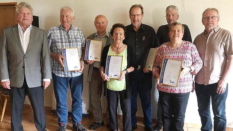 Ehrungen beim VdK-Ortsverband Zeitlofs, im Bild von links: Vorsitzender Karl Klein, Dieter Pösch, Karl-Otto Richter, Gernod Riemey, Gerhard Schüssler, Engelbert Roith (Kreisvorsitzender Bad Kissingen), vorne Helene Brückner und Rose Marie Kress.