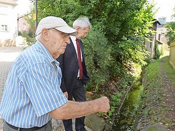 Willi Haberman ist kaum zu bremsen, An dieser Stelle, so erklärte er Bürgermeister Kalb, wurde früher im Bach Wäsche gewaschen. Und auch so mancher Betrunkener landete im im Wasser. Fotos: Ronald Rinklef