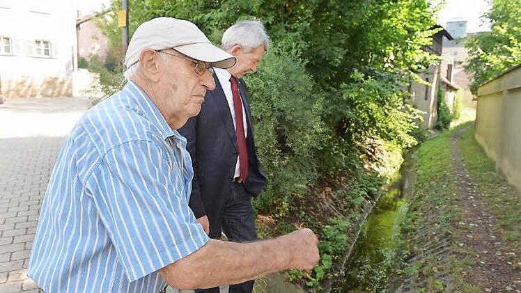 Willi Haberman ist kaum zu bremsen, An dieser Stelle, so erklärte er Bürgermeister Kalb, wurde früher im Bach Wäsche gewaschen. Und auch so mancher Betrunkener landete im im Wasser. Fotos: Ronald Rinklef
