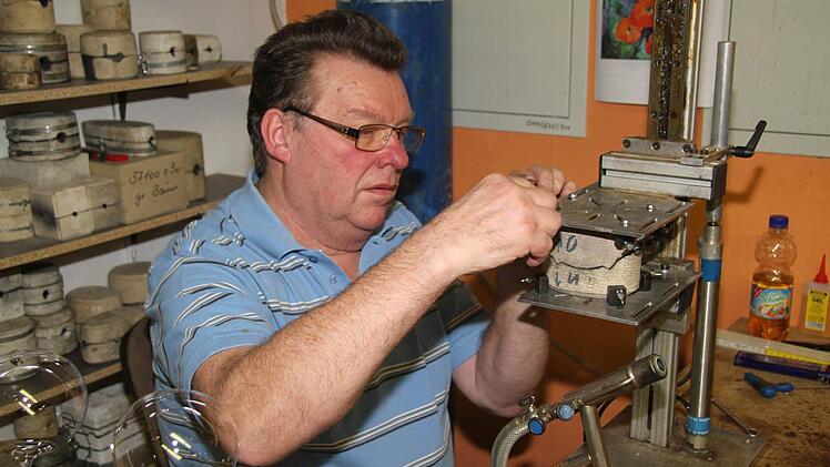 Egon Müller-Blech befestigt die Gurkenform.