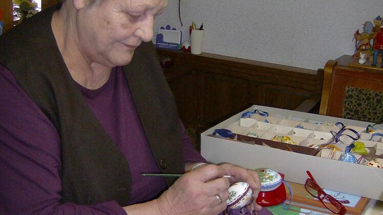 Renate Kraus aus Dorfhaus bemalt Ostereier. Fotos: Malbrich