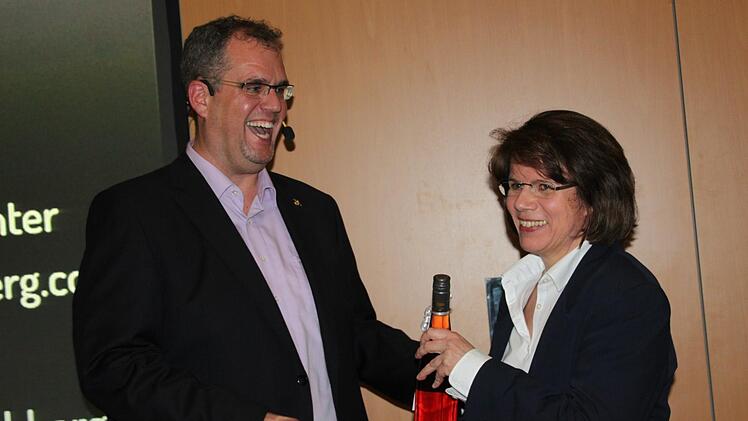 Schulleiterin Christa Bänisch bedankt sich beim Referenten Kohberg. Foto: Veronika Schadeck