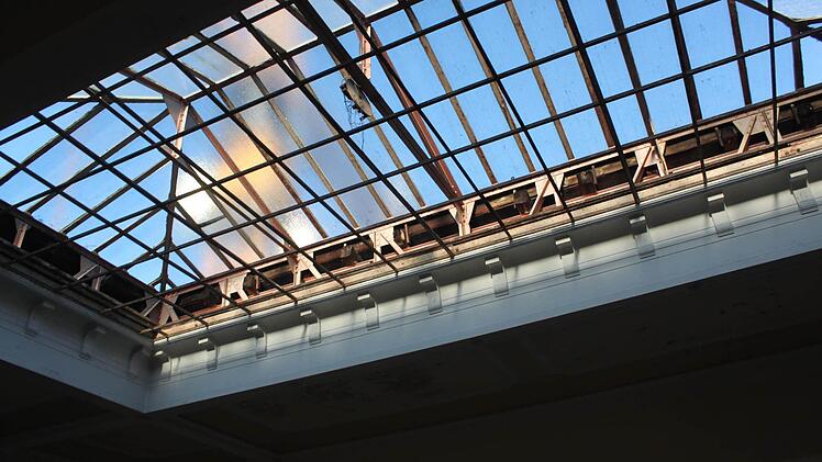 Die Buntglasscheiben wurden gesichert und werden später wieder eingebaut. Foto: Mäuser