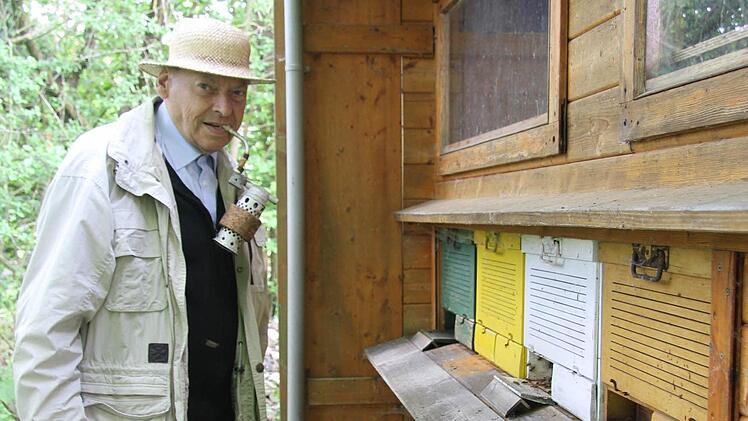 Karl Fischer ist seit 1951 Imker aus Leidenschaft. Foto: Sonja Adam