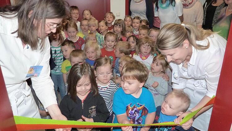 Feierliche Er&ouml;ffnung des Kindercaf&eacute;s "Pustekuchen" mit Slke Imeri (links) und Lena B&uuml;chel (rechts).