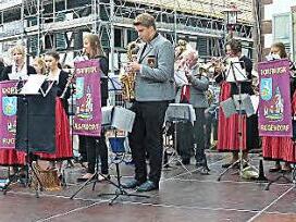 Standkonzert der Dorfmusik Rugendorf um Volker Pöhlmann auf dem Dorfplatz in Truchtersheim. Foto: privat
