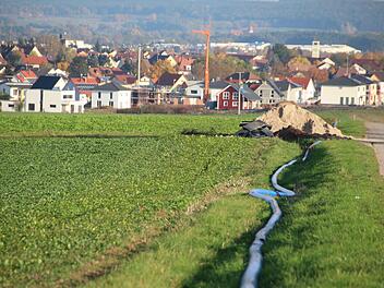 Oberhalb des Baugebietes Häckersteig liegen in der Flur und im Wald über vier Kilometer blaue Wasserleitungsrohre. Sie werden unter die Erde gepflügt. Foto: Andreas Dorsch