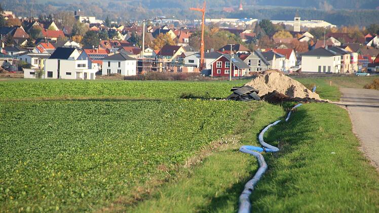 Oberhalb des Baugebietes Häckersteig liegen in der Flur und im Wald über vier Kilometer blaue Wasserleitungsrohre. Sie werden unter die Erde gepflügt. Foto: Andreas Dorsch