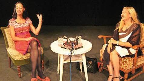 Stefanie Buld (links) von Chapeau Claque e. V. im Interview mit Ministerin Melanie Huml Foto: Dieter Grams