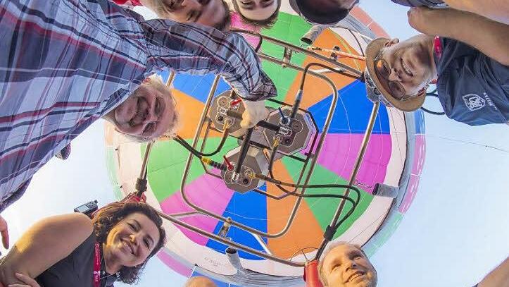 Ein "heißes" Selfie in 2000 Fuß Höhe mit Dorothee Bär, Staatssekretärin und Mitglied des Bundestages (links). Ballonfahrer Georg Leupold lässt dabei seinen Gashahn kräftig fauchen. Fotos: Frank Heumann