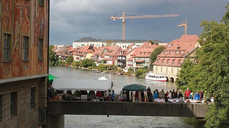 Beim Bamberger Antikmarkt kamen Liebhaber schöner alter Dinge voll auf ihre kosten. Foto: Michel Memmel