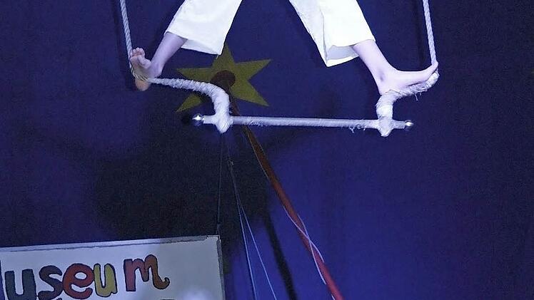 Beim "Zirkus Schnipp" tranieren Kinder nicht nur das Balancieren, sondern ganz nebenbei auch das soziale Miteinander. Gejubelt wird immer, auch wenn eine Nummer mal nicht perfekt ist. Im Vordergrund steht die Gruppendynamik. Foto: Stephanie Elm