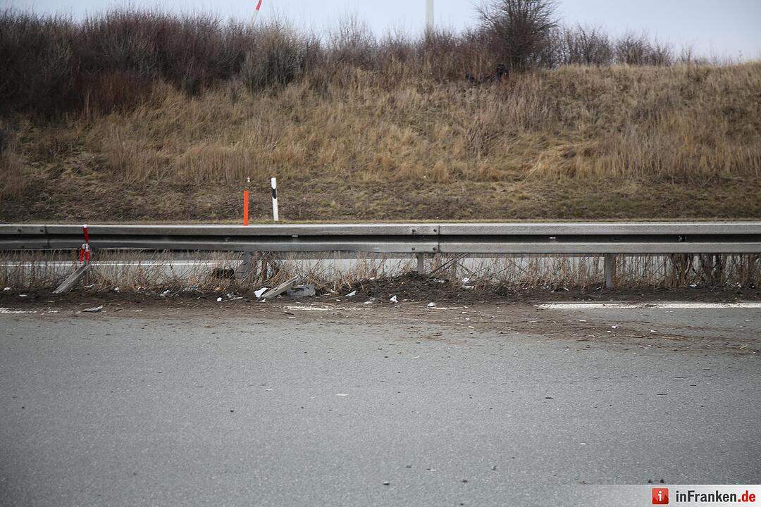 A9 bei Hof: Frau flieht vor Polizeikontrolle und baut Unfall