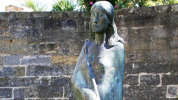 Gerhard Marcks: "Die verhüllte Eos" im Burghof der Veste CoburgFoto: Jochen Berger