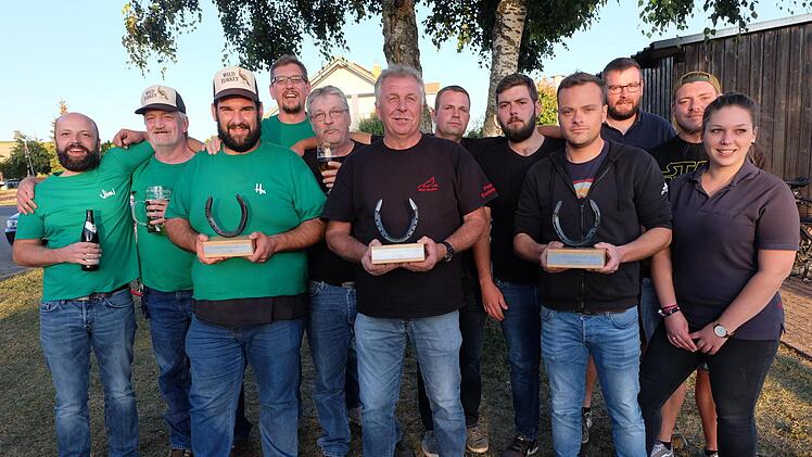 Die drei siegreichen Mannschaften (von links):  Wild Turkeys (2. Platz),  MSC Thundorf (1.) und  Dartclub Edelherb (3.). Foto: Philipp Bauernschubert