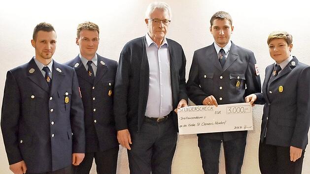 Spenden&uuml;bergabe, von links: Zweiter Kommandant Christian Vojer, Kommandant Stefan H&uuml;mmer, Kirchenpfleger Andreas Pfister, Zweiter Vorsitzender Fabian Hatzold, Vorsitzende Nadine H&uuml;mmer Foto: Roland Dietz