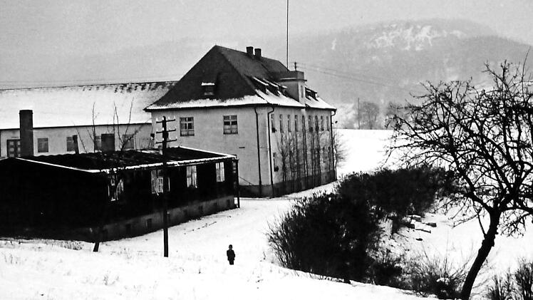 Bis 1950 wohnten in den Ebermannstadter Lagerbaracken sowie im Steinbau der Polizeischule - dem heutigen Hasenbergzentrum - behelfsmäßig bis zu 170 Flüchtlinge.  Repro: Manfred Franze