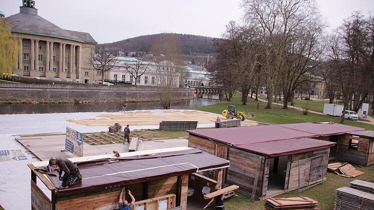 Aufbauarbeiten am Stadtstrand.