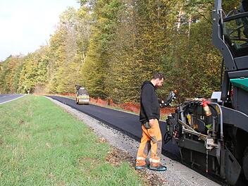 Aktuell wird der Radweg zwischen Oberthulba und Wittershausen fertiggestellt und mit einer Asphaltdecke versehen.