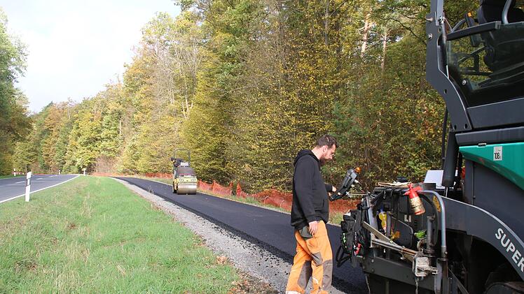 Aktuell wird der Radweg zwischen Oberthulba und Wittershausen fertiggestellt und mit einer Asphaltdecke versehen.