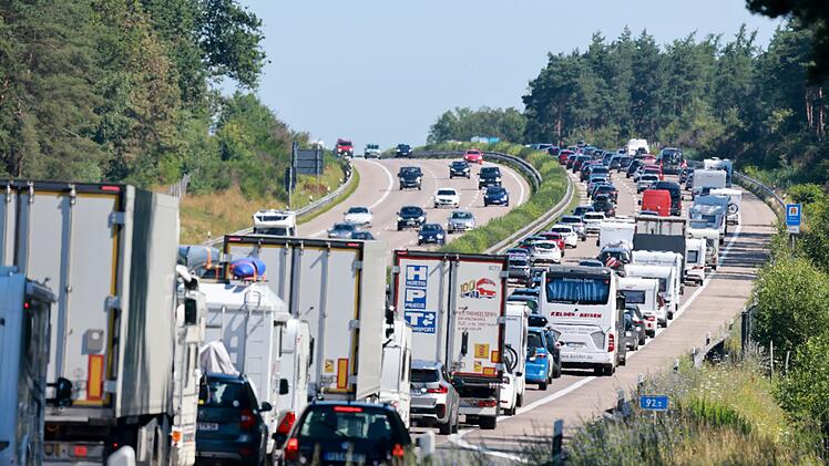 Reiseverkehr staut auf der A7