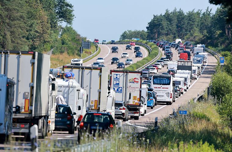 Immer mehr Autos - nur in Stadtstaaten weniger Zulassungen
