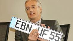 Professor Ralf Bochert mit einem denkbaren Autokennzeichen für Eberner.