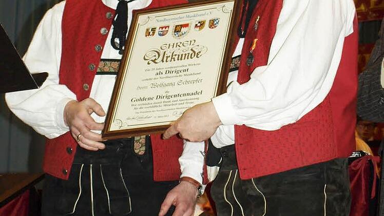 Stolz überreicht stellv. Bezirksvorsitzender Thomas Kolb (rechts) die Urkunde für 25 Jahre Dirigent an Wolfgang Schrepfer (links).