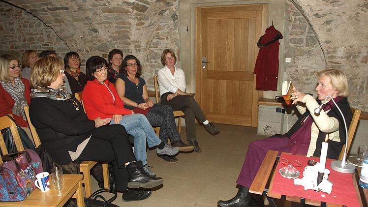 In die Zeit vor 4400 Jahren entführt der Roman "Unter dem Rabenmond", der in unserer Heimat spielt und aus dem Autorin Regine Leisner (rechts) in einer Lesung in Ebenhausen Auszüge vortrug. Foto: Stefan Geiger