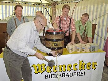 Oktoberfeststimmung herrscht am letzten Augustwochenende in Oerlenbach, wenn der TSV zum 5. Mal seine "Wies`n" am Sportgelände ausrichtet und Bürgermeister Franz Kuhn (im Bild) das erste Fass Bier anstechen wird. Foto: Archiv/Geiger