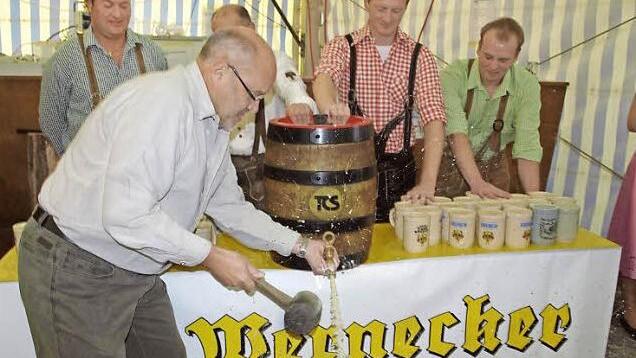 Oktoberfeststimmung herrscht am letzten Augustwochenende in Oerlenbach, wenn der TSV zum 5. Mal seine "Wies`n" am Sportgelände ausrichtet und Bürgermeister Franz Kuhn (im Bild) das erste Fass Bier anstechen wird. Foto: Archiv/Geiger