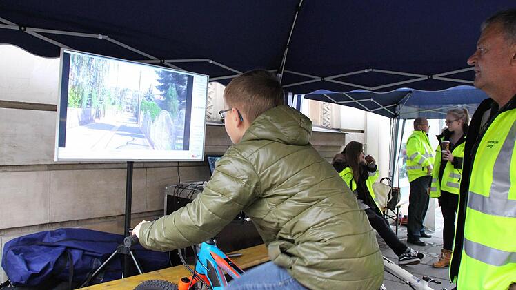 Marwin aus Neustadt testete am Simulator der Verkehrswacht seine Reaktionsschnelligkeit auf dem Fahrrad. Rechts Siegfried Schmitt. Foto: Simone Bastian