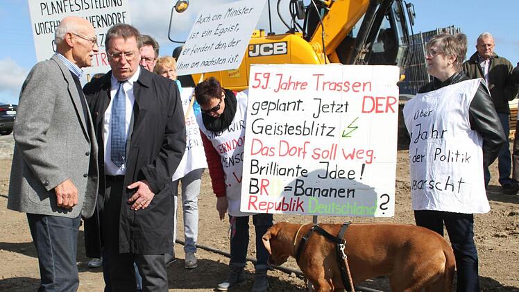 Die Idee, dass einige Kauerndorfer ihre Häuser verkaufen sollen, gefällt den Kauerndorfern nicht Foto: Sonny Adam