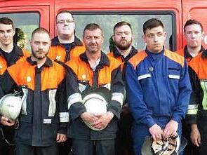 Die erfolgreichen Reutersbrunner Feuerwehrmänner , v.l.: Christian Kuhn, Uwe Kern (Ausbilder), Marcel Leipold (Gold Grün), Marius Leibold (Silber), Adjutant Michael Walz (Gold Grün), Björn Göttel (Gold Grün), Dietmar Holly (Gold), Philip Mölter (Gold Blau), Lorenz Dietz (Bronze), Stefan Göttel (Silber), Roland Schramm (Gold Rot), Andreas Mölter (Bronze) und Kommandant Winfried Walz, KBI Thomas Habermann sowie Ortssprecher Andreas Leibold Foto: Wolfgang Dietz