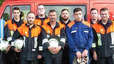 Die erfolgreichen Reutersbrunner Feuerwehrmänner , v.l.: Christian Kuhn, Uwe Kern (Ausbilder), Marcel Leipold (Gold Grün), Marius Leibold (Silber), Adjutant Michael Walz (Gold Grün), Björn Göttel (Gold Grün), Dietmar Holly (Gold), Philip Mölter (Gold Blau), Lorenz Dietz (Bronze), Stefan Göttel (Silber), Roland Schramm (Gold Rot), Andreas Mölter (Bronze) und Kommandant Winfried Walz, KBI Thomas Habermann sowie Ortssprecher Andreas Leibold Foto: Wolfgang Dietz