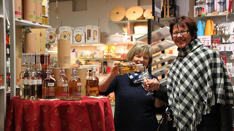 Luise Romeis aus Unterleichtersbach probiert ein Schnäpschen. Foto: Ulrike Müller