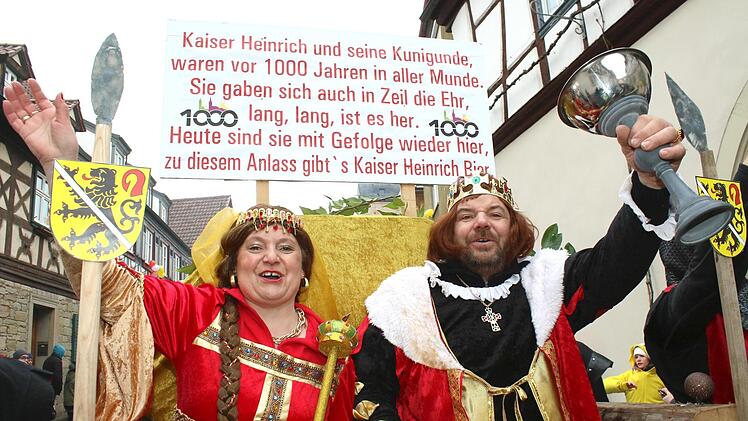 Kaiser Heinrich (Karlheinz Große) und seine Kunigunde (Manuela Eisenacher). Welche ein Glanz in der Fachwerkstadt Zeil.