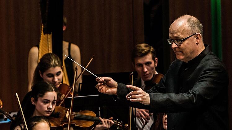 Das Jugendsymphonieorchester Oberfranken unter Leitung von Till Fabian Weser beeindruckte das Publikum im Coburger Kongresshaus mit begeisterndem Musizieren.Foto: Jochen Berger