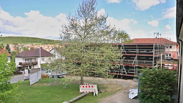 Blick vom Obergeschoss über der Eingangstür der Schreinermeisterschule auf das neue Wohnheim und die Gleusdorfer Straße, mit dem Baugebiet "Steinberg" im HintergrundHelmut Will