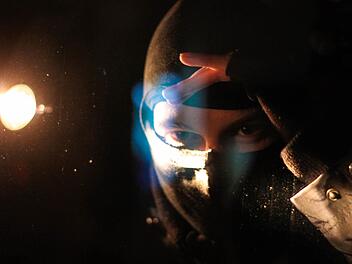 Ein Einbrecher nutzte aus, dass eine Rentnerin kurzzeitig nicht in ihrer Wohnung war, um den Müll raus zu bringen. Nun sucht die Polizei nach dem Mann. Symbolbild: Christopher Schulz