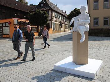 Hier soll der Platz für das neue Scheffel-Denkmal in der Bahnhofstraße sein, anhand eines Modells machte sich der Bauausschuss ein Bild von der Wirkung. Der Blick von Scheffel wird Richtung Kloster Banz weisen.