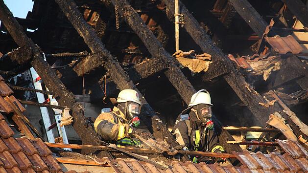 Feuer in Bayreuth: Im Erikawegsteht laut Polizei Oberfranken ein Reihenhaus im Vollbrand. Der Brand drohte, auch auf die Nachbarh&auml;user &uuml;berzuspringen.  Foto: Holzheimer / News 5