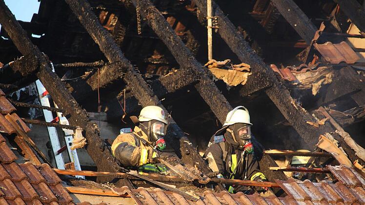 Feuer in Bayreuth: Im Erikawegsteht laut Polizei Oberfranken ein Reihenhaus im Vollbrand. Der Brand drohte, auch auf die Nachbarhäuser überzuspringen.  Foto: Holzheimer / News 5