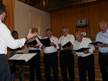 Chorleiter Ralf Fischer und der Liederkranz Fechheim Foto: Manja von Nida