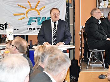 Manfred Hümmer spricht beim Neujahrsempfang der Freien Wähler.  Fotos: Petra Malbrich