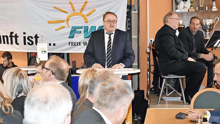 Manfred Hümmer spricht beim Neujahrsempfang der Freien Wähler.  Fotos: Petra Malbrich