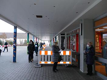 Am frühen Morgen war an der Blauen Schule der Andrang noch am größten..Fotos: Marion-Krüger Hundrup