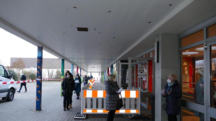 Am frühen Morgen war an der Blauen Schule der Andrang noch am größten..Fotos: Marion-Krüger Hundrup