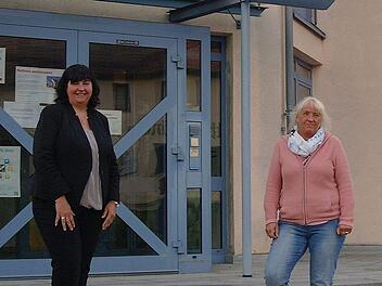 Nach den Kommunalwahlen 2020 schauten beide noch in eine gemeinsame politische Zukunft, nun ist das Vertrauen zerrüttet. 2. Bürgermeisterin Ute Becker (rechts) hat im Namen der WG Motten von 1.  Bürgermeisterin Katja Habersack (links) den Rücktri...